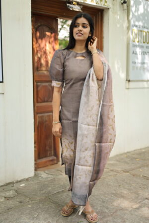 Grey cotton kurti with puff sleeves and printed dupatta – Aayizhai ethnic wear